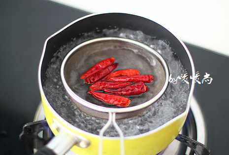 凉拌西葫芦丝,<a style='color:red;display:inline-block;' href='/shicai/ 86464'>干红辣椒</a>洗净，用热水汆烫半分钟捞出控水。