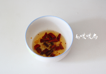 凉拌西葫芦丝,将处理过的干辣椒剪成段，同<a style='color:red;display:inline-block;' href='/shicai/ 700'>花椒</a>放在耐热容器内。<a style='color:red;display:inline-block;' href='/shicai/ 849'>花生油</a>烧至冒烟后关火静止10秒，浇在干辣椒和<a style='color:red;display:inline-block;' href='/shicai/ 700'>花椒</a>上作为辣椒油。