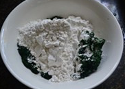 炸艾糍,将剁碎的艾草装入大点的容器中，加入<a style='color:red;display:inline-block;' href='/shicai/ 520'>糯米粉</a>和<a style='color:red;display:inline-block;' href='/shicai/ 3729'>白糖</a>搅拌后