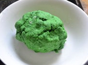 炸艾糍,揉成一面团（中途边揉，看情况而适量的加水）。