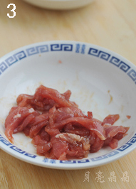 荠菜豆腐羹,里脊肉丝放点蚝油拌匀腌制。