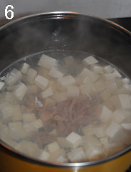 荠菜豆腐羹,倒入腌制好的里脊肉丝,用筷子搅散,煮两分钟。