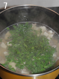 荠菜豆腐羹,倒入荠菜碎,放盐和<a style='color:red;display:inline-block;' href='/shicai/ 756'>鸡精</a>调好味道,煮30秒。
