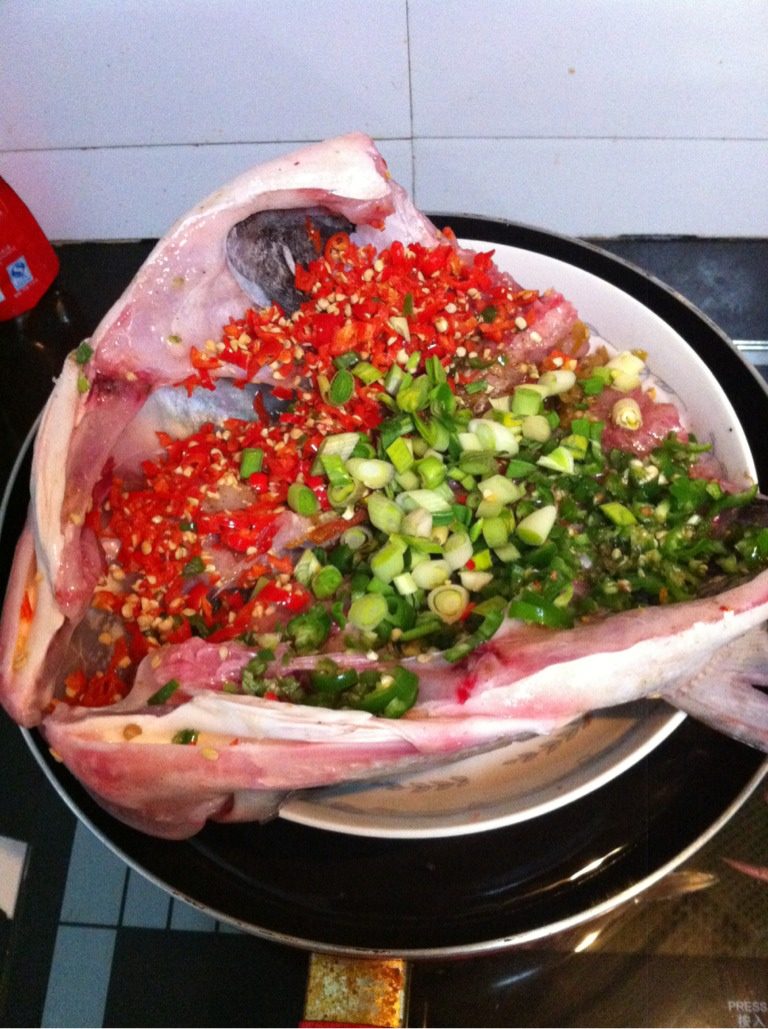 剁椒鱼头,碗里摆上鱼头，放上剁椒，生姜，上锅蒸熟即可