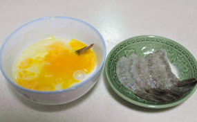 什锦天妇罗,将面粉和<a style='color:red;display:inline-block;' href='/shicai/ 9'>鸡蛋</a>,冷水调成面糊,放入冰箱冷藏15分钟。将大虾均匀裹入面糊。
