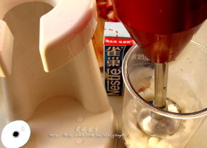 山药草莓淡奶,将搅拌机放入杯中搅拌并加入<a style='color:red;display:inline-block;' href='/shicai/ 8197'>淡奶油</a>。