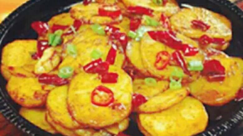 铁板土豆片,热锅里放油，放入腊肉片，煸炒至金黄色后，放入辣椒圈、蒜片，煸炒出香味后，放入土豆片，加入<a style='color:red;display:inline-block;' href='/shicai/ 788'>生抽</a>、<a style='color:red;display:inline-block;' href='/shicai/ 718'>料酒</a>，放少许纯净水，翻炒几下，小火盖盖焖几分钟，放入<a style='color:red;display:inline-block;' href='/shicai/ 146542'>孜然粉</a>，翻炒几下，熟了之后，收干汁水，加盐出锅