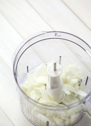 烤羊排,使用food processor(或你手头方便的工具)将洋葱切碎末。烤箱预热150度