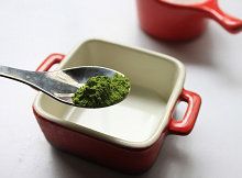 抹茶奶油卷,取1/3<a style='color:red;display:inline-block;' href='/shicai/ 219'>牛奶</a>加入抹茶粉混合
