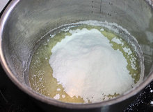抹茶奶油卷,无盐黄油放在小锅中,小火加热煮沸马上关火,筛入低粉,用橡皮刮刀将黄油和<a style='color:red;display:inline-block;' href='/shicai/ 548'>低筋面粉</a>拌均匀