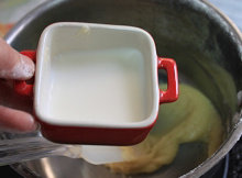 抹茶奶油卷,分2-3次将牛奶加入拌均匀,再加入抹茶牛奶糊拌均匀,3个蛋黄混合分三次倒进面糊中拌匀,静置15分钟