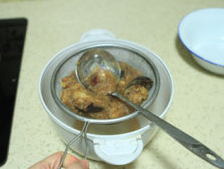秋梨膏,捞起来过滤,用勺子压压;