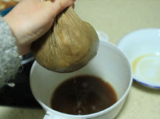 秋梨膏,过滤后的渣再放入纱布中,包起来挤压,留下过滤后的汤汁;