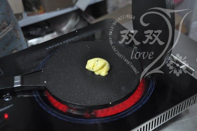 奶香蛋卷 ,用小勺子挖面糊，放在蛋卷模的中间位置