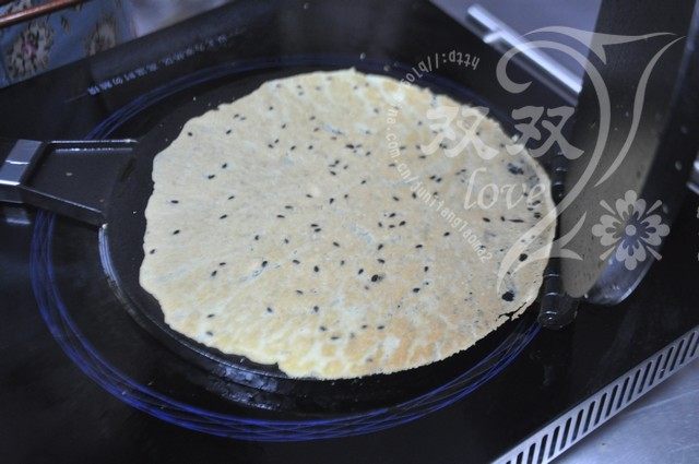 奶香蛋卷 ,翻面，使其上色，呈淡淡的金黄色时，就可以了