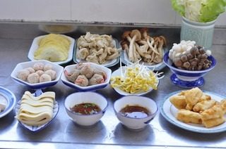 香辣鲈鱼火锅,配菜:自己做的虾肉丸子,猪肉虾丸,蛋饺,炸藕条。其他都是素菜了