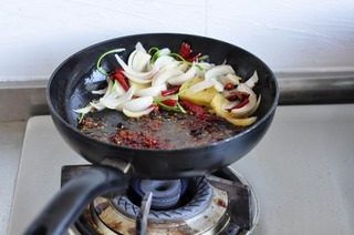 香辣鲈鱼火锅,炒好的料拨在一边,锅斜一点,把豆豉和豆瓣酱放入,小火炒出红油
