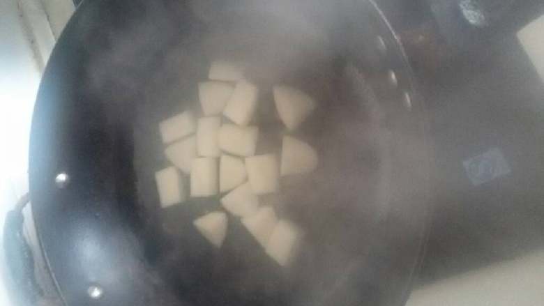 五花肉,焯水，不要太熟！因为还要放肉里一起炖！