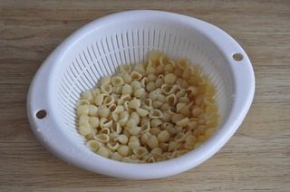 鸡肉蘑菇焗贝壳面,贝壳面放入水中煮8分钟捞出