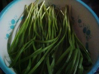 全麦韭菜鸡蛋饼,先把买回来的<a style='color:red;display:inline-block;' href='/shicai/ 116'>韭菜</a>摘好，放到盆里