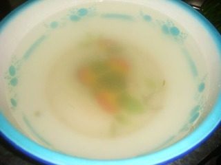 全麦韭菜鸡蛋饼,把韭菜捞出来，这是泡韭菜的碱水倒掉，然后再用清水洗3到4遍就行了，这样洗的韭菜吃着放心