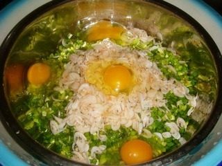 全麦韭菜鸡蛋饼,洗好的韭菜切成碎末，放入<a style='color:red;display:inline-block;' href='/shicai/ 288'>虾皮</a>，再把<a style='color:red;display:inline-block;' href='/shicai/ 9'>鸡蛋</a>磕到里边