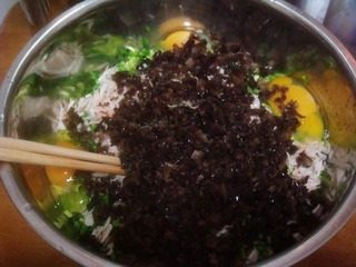 全麦韭菜鸡蛋饼,木耳洗净，切碎放入韭菜中调匀