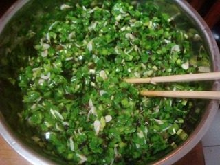全麦韭菜鸡蛋饼,然后放入花生油、胡椒粉、盐调匀