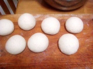 全麦韭菜鸡蛋饼,揪成均匀大小得剂子