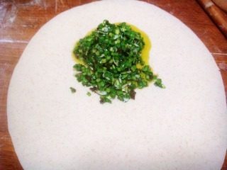 全麦韭菜鸡蛋饼,擀成椭圆形薄饼，放入韭菜馅