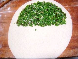 全麦韭菜鸡蛋饼,从饼的一半把韭菜摊匀，从里向上把饼合上稍按压一下。用碗边沿着饼边压过去
