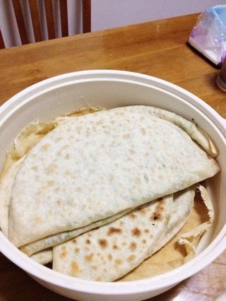 全麦韭菜鸡蛋饼,烙好的饼放入容器中，盖上盖，烙一个放一个。到最后吃得时候打开盖闻到香喷喷饼，吃到嘴里又软和又热乎的，每次做韭菜饼吃都好吃撑着了呢