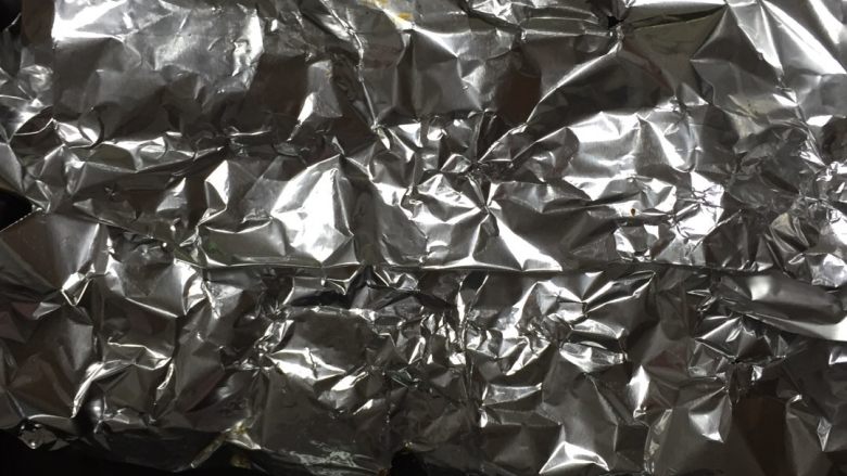 秘制羊排,然后烤箱预热180度,把羊排挑出来用锡纸包好放进烤箱烤40分钟