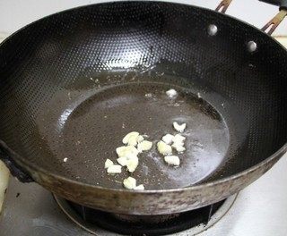 香肠炒荷兰豆,锅中余油爆香蒜末