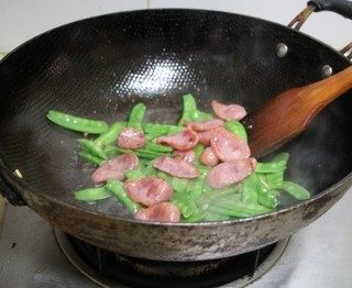 香肠炒荷兰豆,放入煸炒好的香肠