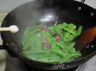 香肠炒荷兰豆,加入适量精盐翻炒均匀即可