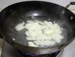 培根炒双笋,锅中水开，加入精盐和适量油，放入去壳切片好的<a style='color:red;display:inline-block;' href='/shicai/ 43'>冬笋</a>入开水锅中焯一会