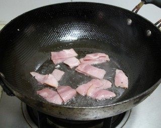 培根炒双笋,锅中适量油，油温5成热，下入培根煸炒几下后捞出