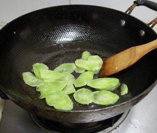 培根炒双笋,锅中余油，下入<a style='color:red;display:inline-block;' href='/shicai/ 124'>莴笋</a>煸炒几下