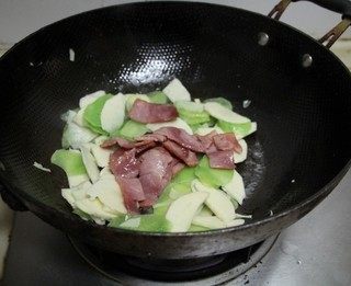 培根炒双笋,加入焯好的冬笋片和煸炒好的培根