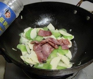 培根炒双笋,加入适量精盐翻炒均匀