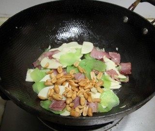 培根炒双笋,翻炒均匀后关火，倒入熟花生仁翻炒均匀即可