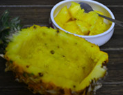 菠萝鲜虾炒饭,<a style='color:red;display:inline-block;' href='/shicai/ 597'>菠萝</a>切对半开，用勺刀取出果肉，呈碗状，取出的果肉切成小块用盐水浸泡半小时。