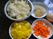 菠萝鲜虾炒饭,<a style='color:red;display:inline-block;' href='/shicai/ 301'>鲜虾</a>洗净去泥线，<a style='color:red;display:inline-block;' href='/shicai/ 25'>胡萝卜</a>切成丁粒。