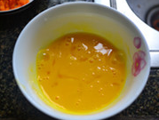 菠萝鲜虾炒饭,取一小碗，<a style='color:red;display:inline-block;' href='/shicai/ 9'>鸡蛋</a>打散搅匀。