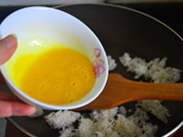 菠萝鲜虾炒饭,倒入<a style='color:red;display:inline-block;' href='/shicai/ 507'>米饭</a>后，再将鸡蛋液倒入，快速翻炒，让其<a style='color:red;display:inline-block;' href='/shicai/ 507'>米饭</a>均匀裹上蛋液