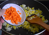 菠萝鲜虾炒饭,依次加入或萝卜丁、鲜虾翻炒均匀