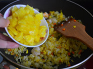 菠萝鲜虾炒饭,加入菠萝块拌匀即可。