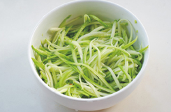 西葫芦糊塌子,<a style='color:red;display:inline-block;' href='/shicai/ 66'>西葫芦</a>洗净，用刨丝刀擦成丝，放大碗中