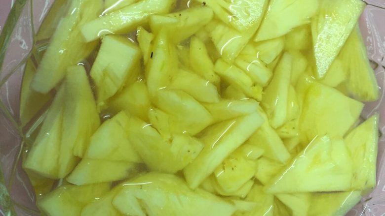 蔬菜水果沙拉,凉开水放盐搅拌溶化，淡<a style='color:red;display:inline-block;' href='/shicai/ 597'>菠萝</a>切片浸泡一会，去除涩味。